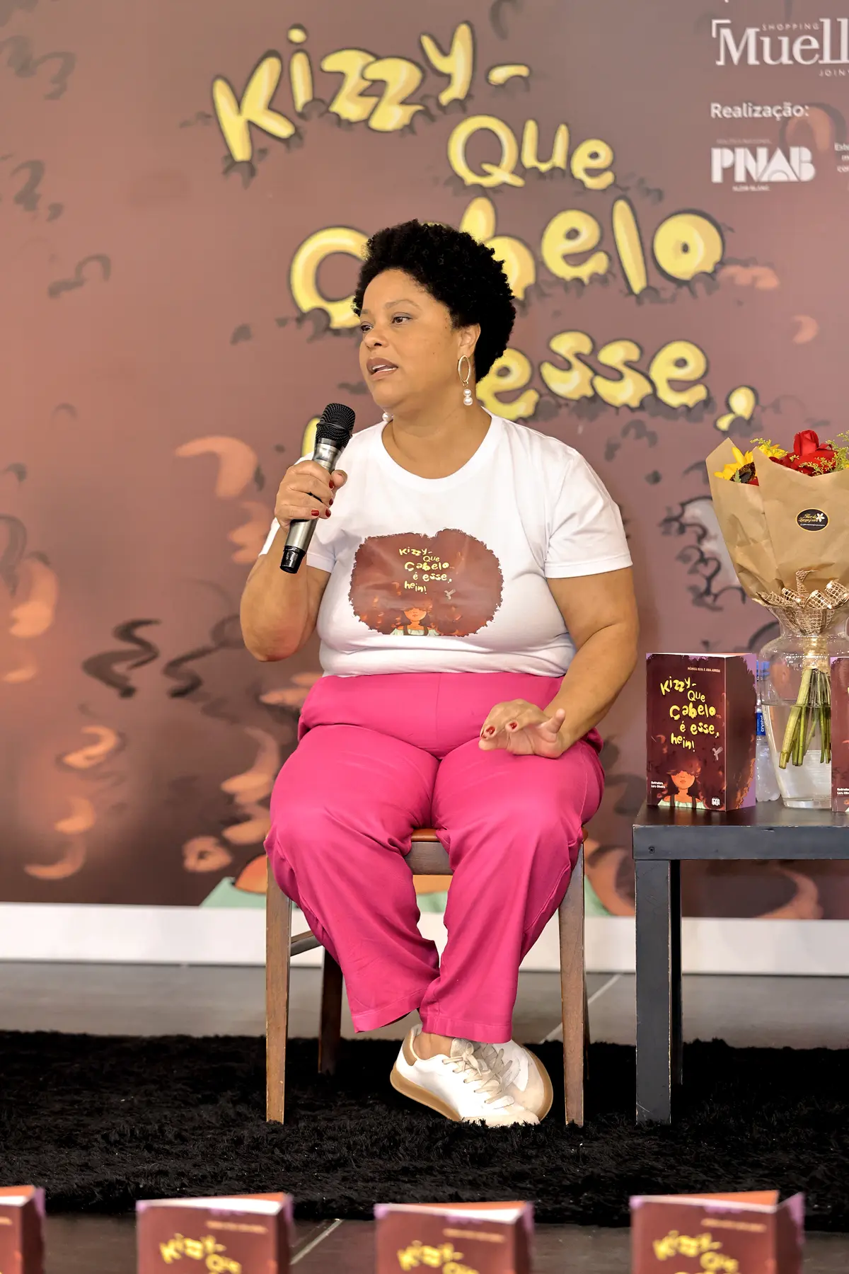 Mônica Silva com o livro Kizzy