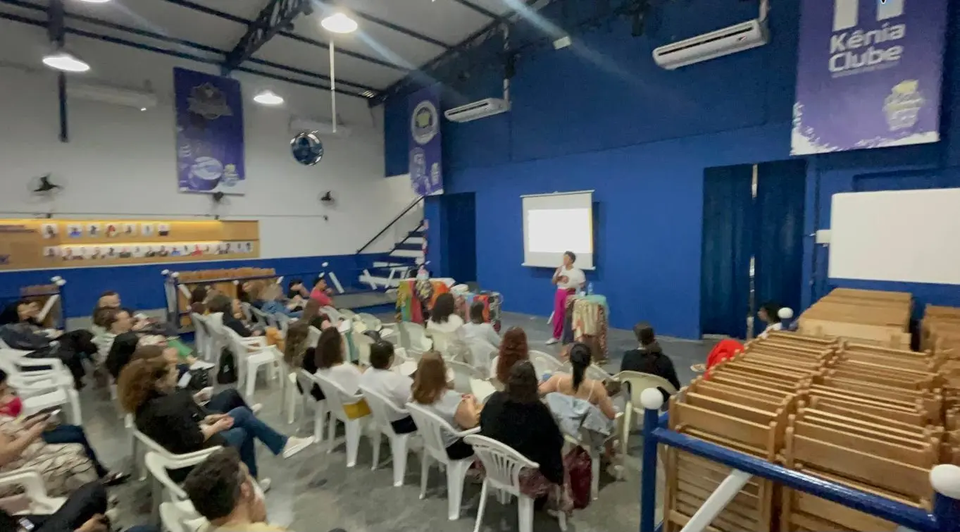 Público adulto acompanha palestra de Mônica Silva